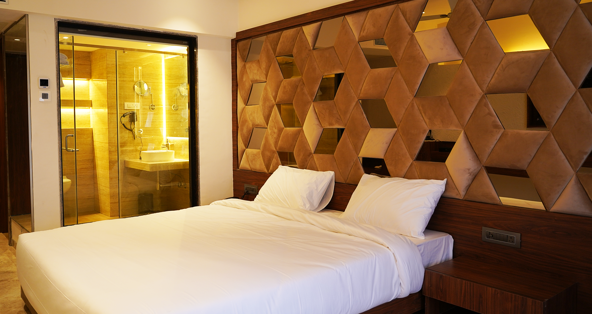 Aveda Estrella, Karjat